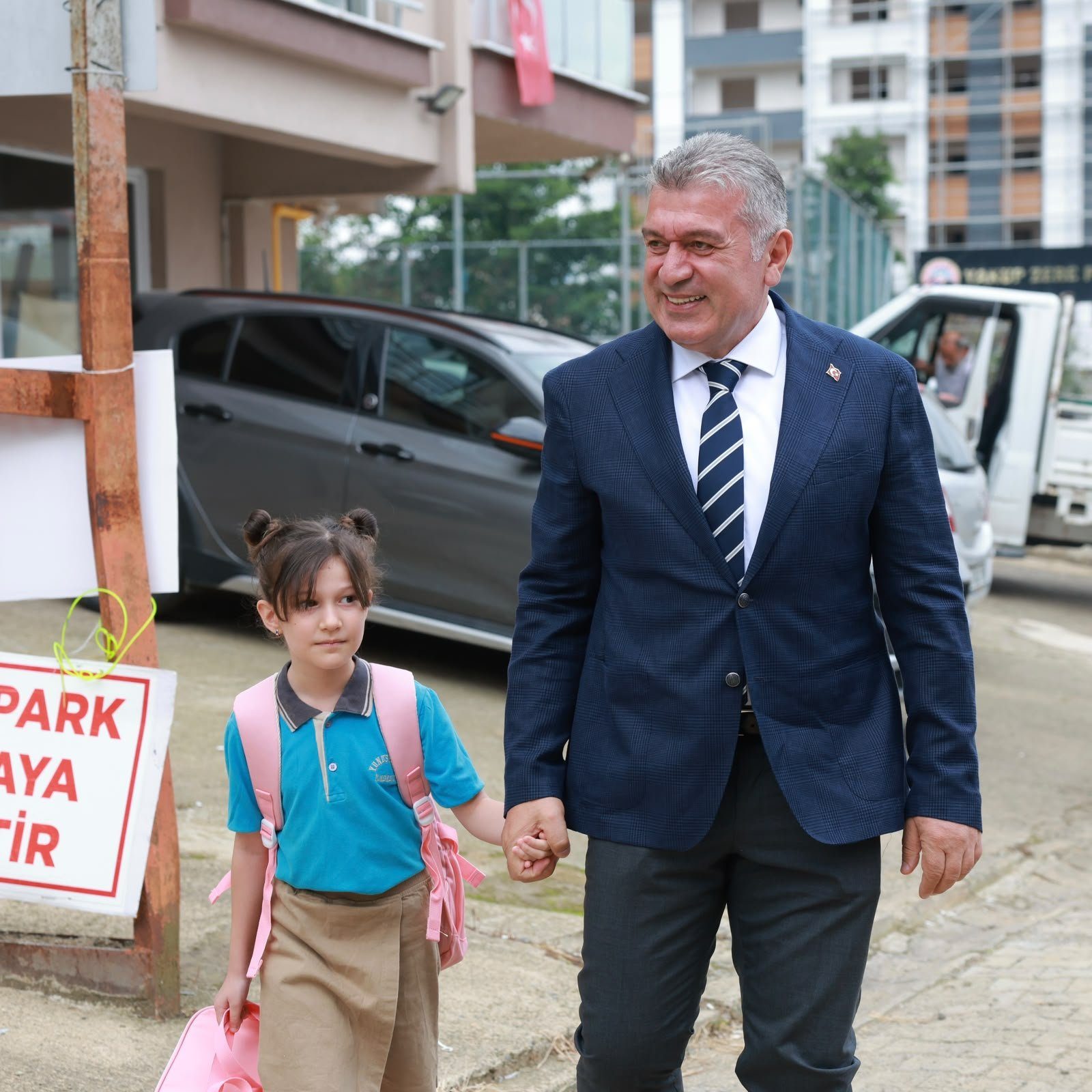 BAŞKAN SIBIÇ, OKULLARIN İLK GÜNÜNDE ÖĞRENCİLERİ YALNIZ BIRAKMADI